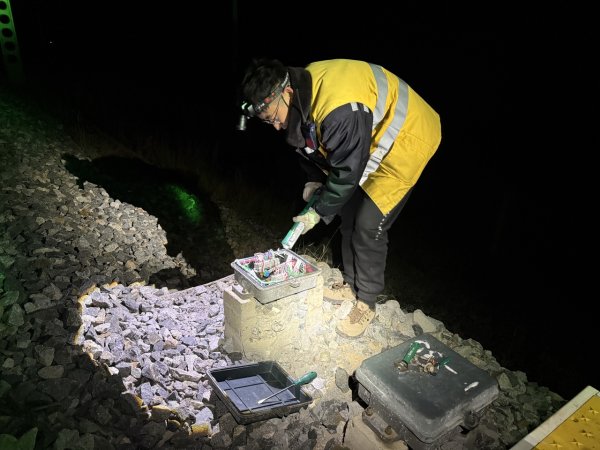 配资平台股票行情 深夜，青海湖畔天路职工检修信号设备